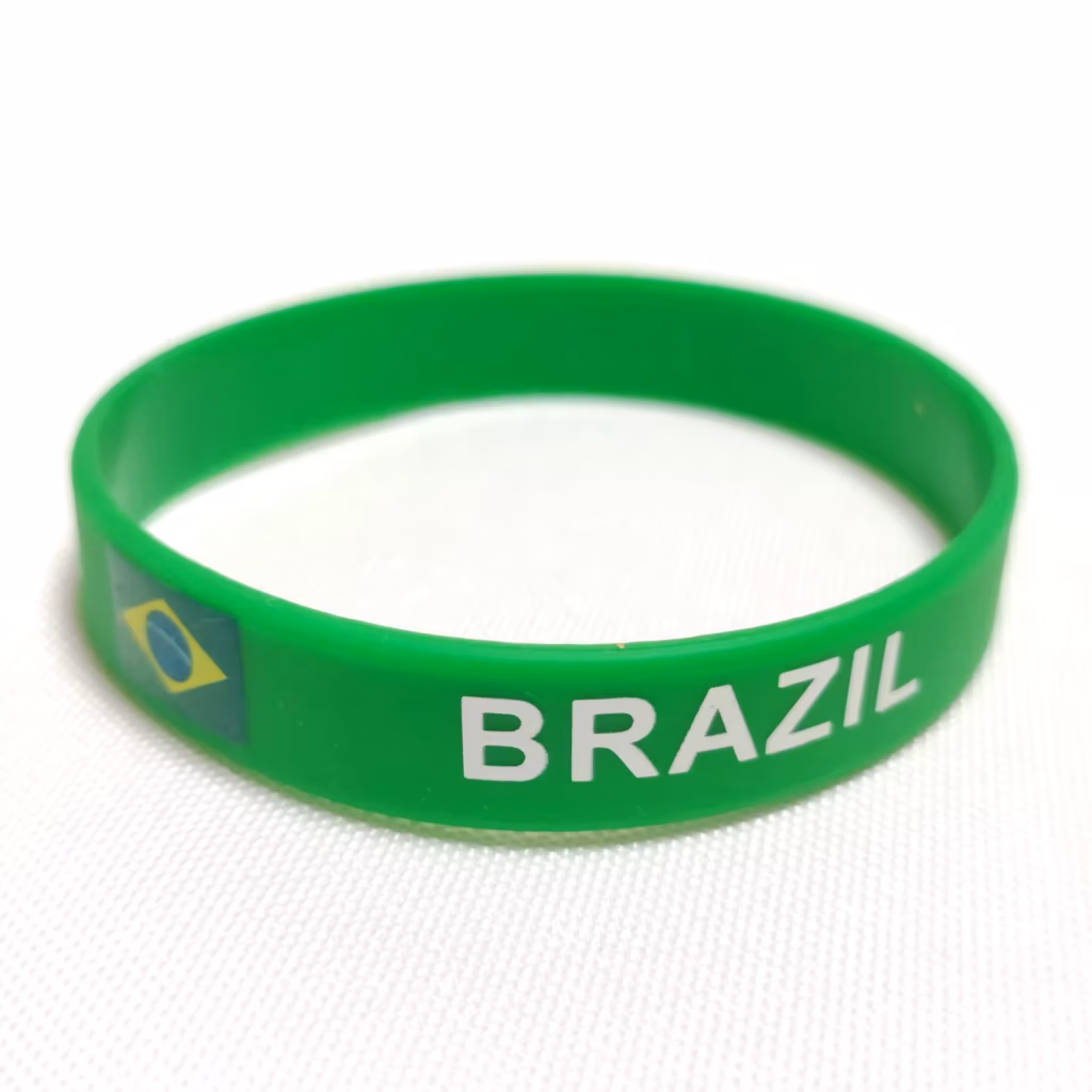 Silikonarmband-Vorlage Brasilien: grünes Band mit Brasilien-Flagge und Schriftzug BRAZIL